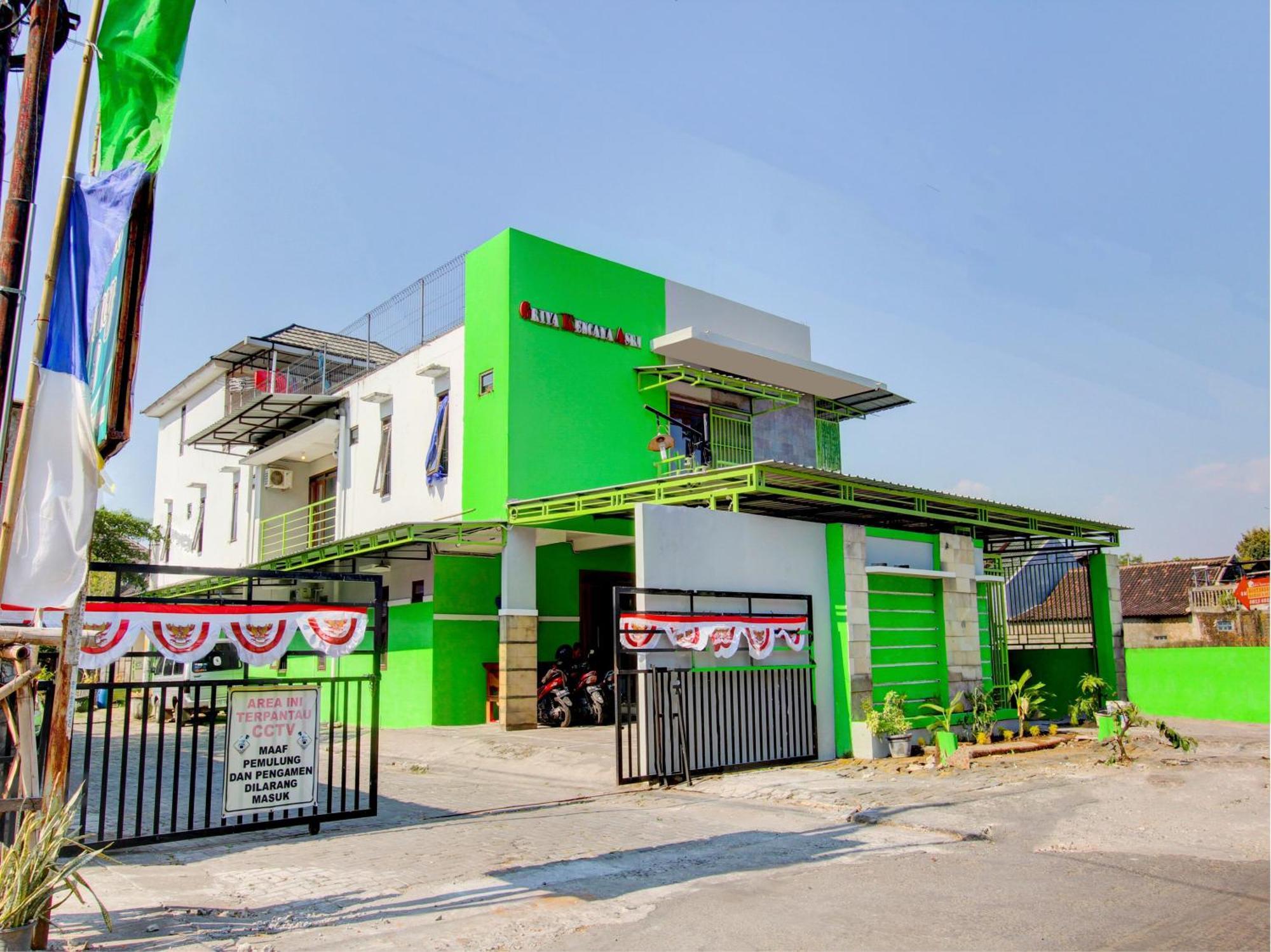 Super Oyo 93012 Griya Kencana Asri Syariah Lawean Exterior foto